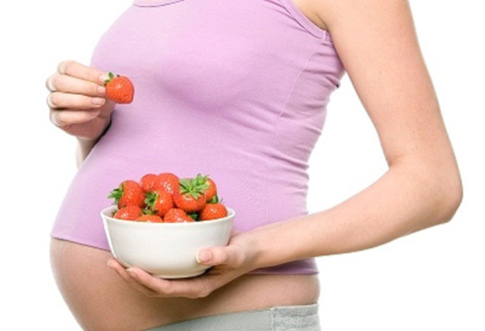 Dâu tây cung cấp nguồn vitamin và khoáng chất dồi dào bổ sung dinh dưỡng cho bà bầu và thai nhi
