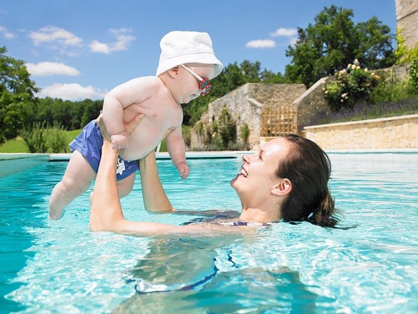 Vitamin D từ việc tắm nắng hợp lý sẽ bổ sung nguồn dinh dưỡng cho bé