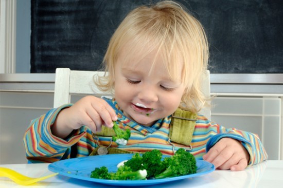 Các loại rau xanh sẫm màu sẽ giúp tăng sức đề kháng và bổ sung dinh dưỡng cho bé