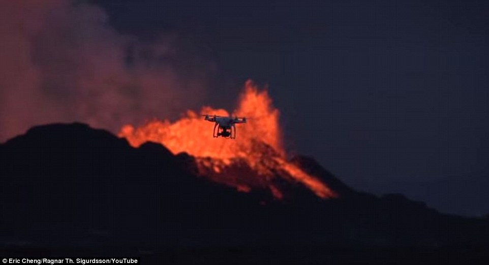 Máy bay không người lái bay vào miệng núi lửa