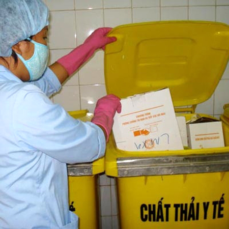 Chất thải y tế bị đồn thổi là được các cơ sở sản xuất 'mua chui' tái chế thành cốc nhựa, hộp cơm