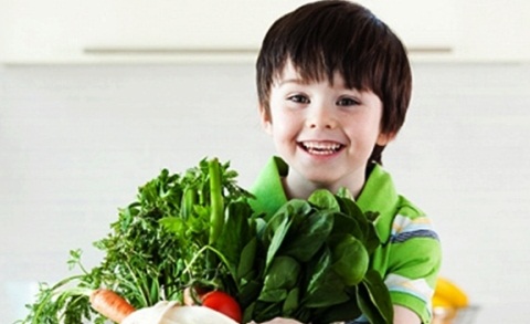 Bổ sung rau xanh vào chế độ dinh dưỡng cho trẻ từ khi 14 tháng tuổi giúp bé đỡ kén ăn