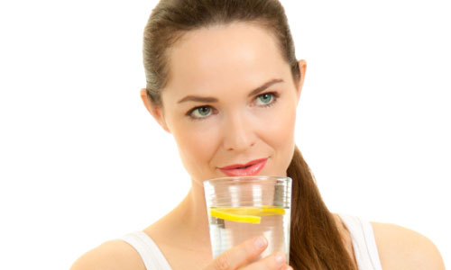 Thói quen uống nước chanh ấm có thể gây bệnh răng miệng như sâu răng, mòn răng