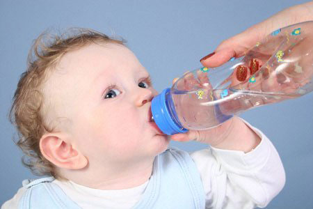 Nguy cơ suy dinh dưỡng, ngộ độc nước khi cho trẻ sơ sinh uống nước sớm