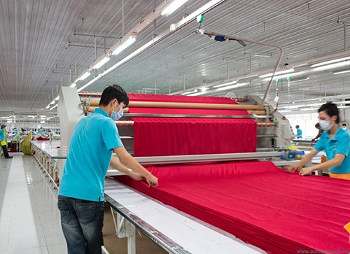 Với máy cắt, trải vải, một công nhân có thể đạt được năng suất của 10 người
