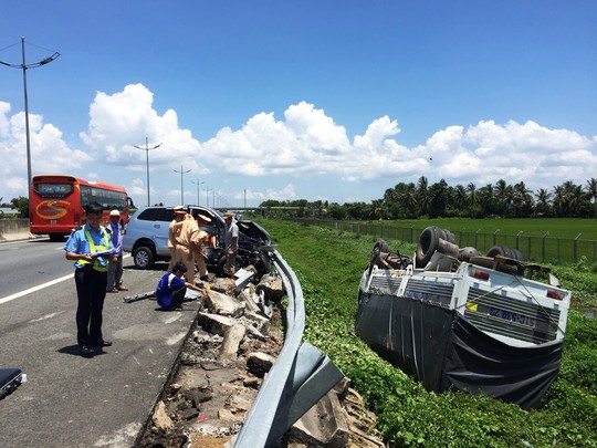 Tin tức tai nạn giao thông mới nhất ngày 24/7 đề cập 2 vụ tai nạn liên hoàn cao tốc TPHCM - Trung Lương
