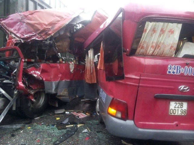 Hiện trường vụ tai nạn xe khách tông xe tải 