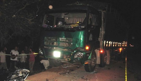 Hiện trường tai nạn xe máy đầu đầu xe tải, 3 người tử vong