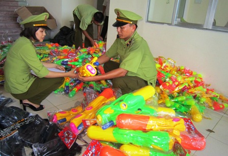 Lực lượng chức năng tiến hành kiểm tra và thu giữ đồ chơi bạo lực