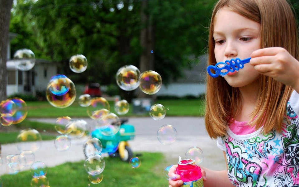Đồ chơi thổi bong bóng ẩn chứa rất nhiều vi khuẩn độc hại