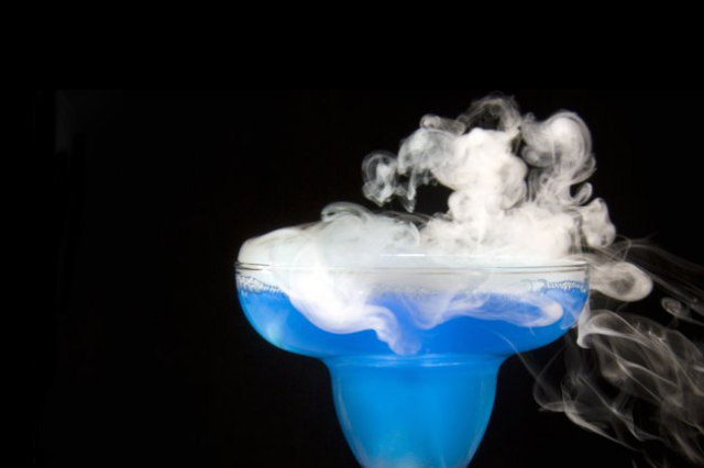 Ly cocktail bốc khói quyến rũ này là sản phẩm của công nghệ cao