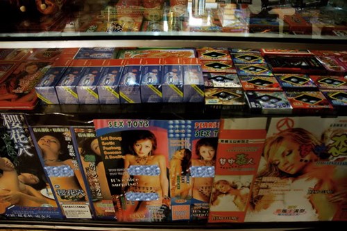 Đồ chơi kích dục đang được bán tràn lan trên thị trường