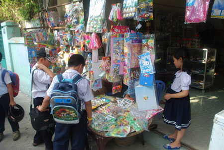 Đồ chơi Trung Quốc bán tràn lan trước cổng trường học