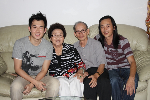 Bố mẹ nghệ sỹ Hoài Linh cùng 2 con trai