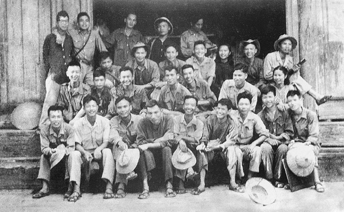 Họa sỹ Tô Ngọc Vân (ngồi thứ 5, hàng đầu, từ trái sang) cùng các giảng viên và sinh viên Trường Mỹ thuật Kháng chiến, tại Việt Bắc.