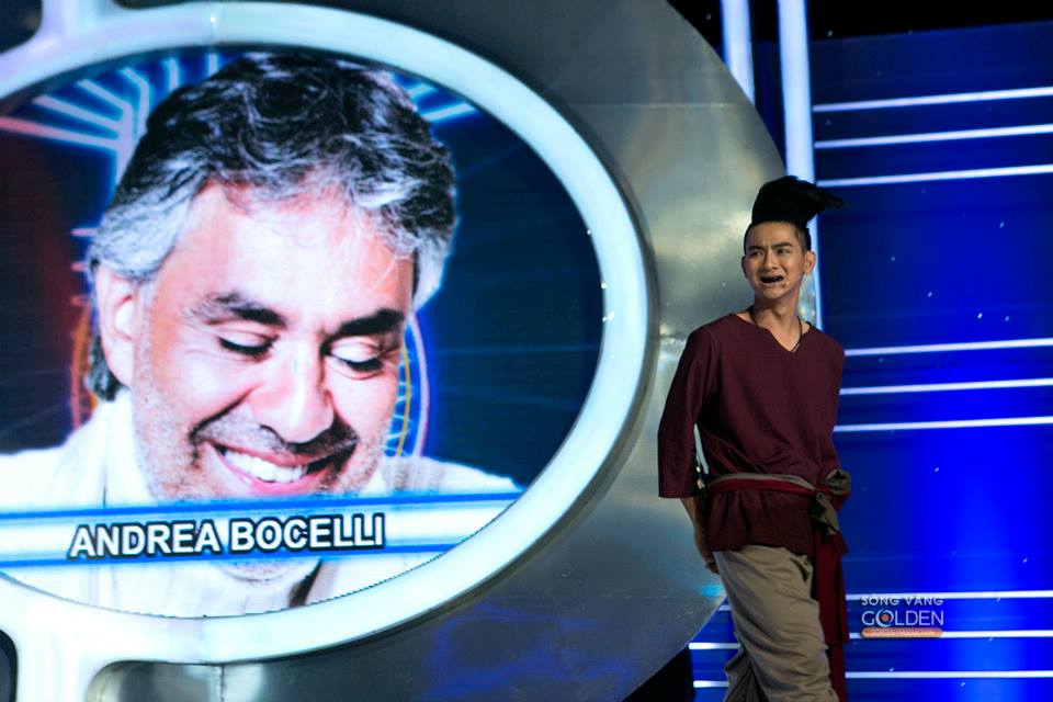 Hoài Lâm lại tiếp tục chinh phục ban giám khảo và người hâm mộ với phần thử thách mới với nhân vật hóa thân là danh ca huyền thoại Andrea Bocelli 