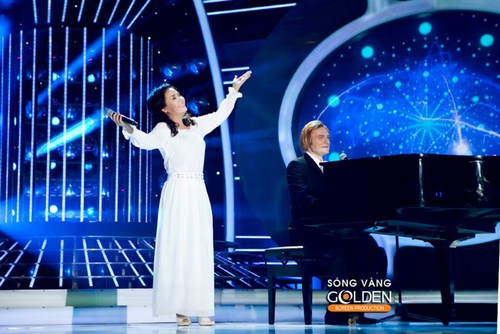 Diễn viên Ngân Quỳnh vào vai nữ ca sĩ  Karen của nhóm nhạc The Carpenter với sự giúp đỡ của chàng trai Tây Kyo York.