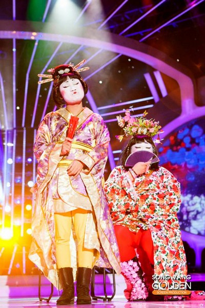 Ở màn biểu diễn này, Vương Khang lại tiếp tục chọc cười khán giả với vai geisha nổi tiếng bên cạnh sự xuất hiện của Don Nguyễn với màn song ca sau tiết mục chính của Vương Khang