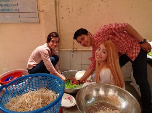 Hào hứng chuẩn bị đồ nấu ăn cùng Vy Oanh - MiA.
