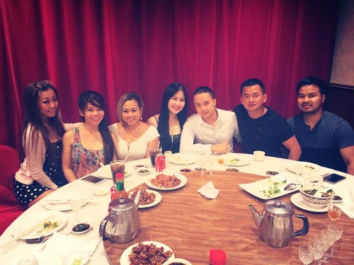 Hạnh phúc bên Cao Thái Sơn và bạn bè, đồng nghiệp trong buổi tiệc sinh nhật.