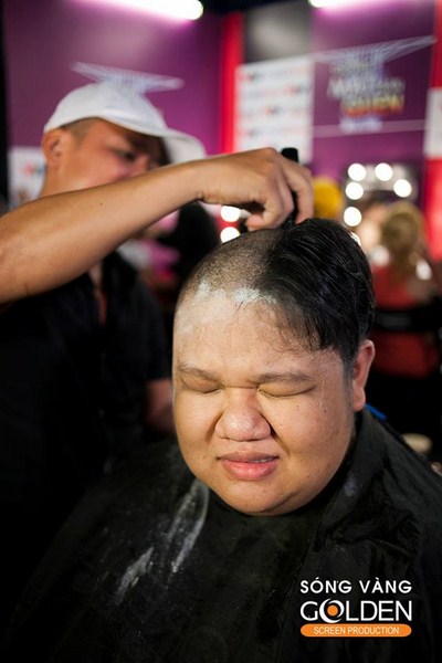Bé Mập Vương Khang hi sinh mái tóc cho phần biểu diễn của mình.
