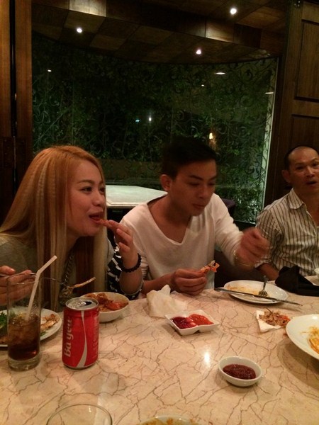 Hoài Lâm và Mi - A luôn ngồi cạnh nhau khi đi ăn chung với mọi người.