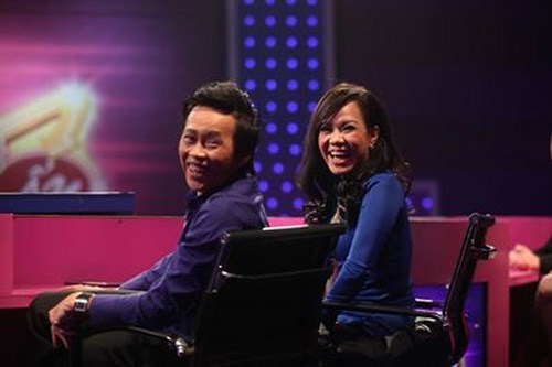Hoài Linh, Việt Hương có nhiệm vụ giữ khán giả trong suốt gần 120 phút của chương trình.