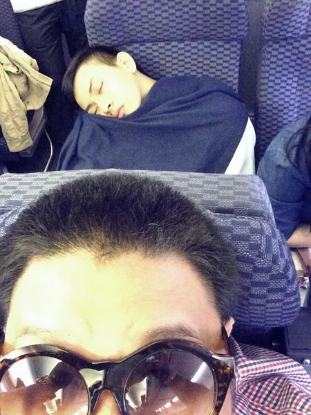 Hoài Lâm bị đàn anh Vương Khang chụp hình lén khi ngủ mệt trên xe.