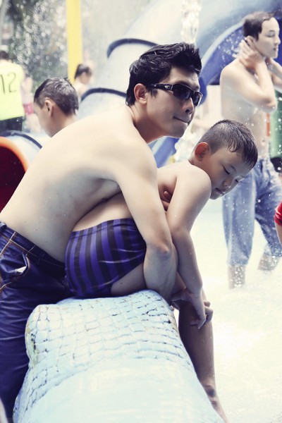 Kinh Quốc cùng con trai vui vẻ bên hồ bơi cạnh ngày công chiếu của Scandal 2