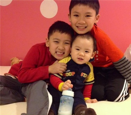 Hình ảnh 3 cậu nhóc đáng yêu gia đình Bằng Kiều - Trizzie Phương Trinh
