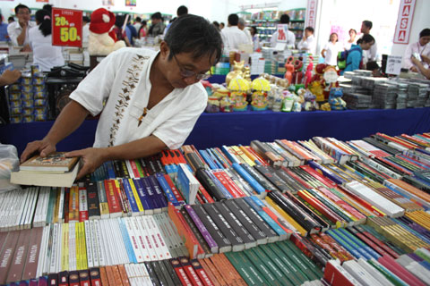 Độc giả tìm sách tại một hội trợ sách giảm giá tại TPHCM