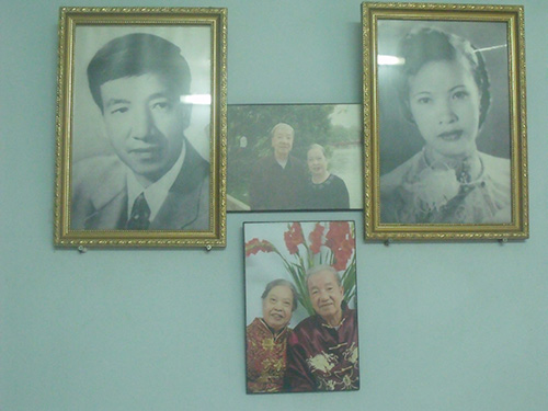 Ảnh lưu niệm của vợ chồng NSND Trịnh Thịnh tại nhà riêng. Ảnh: Trung Qp