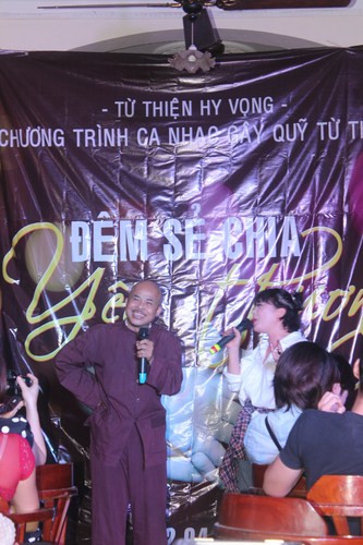 Hai nghệ sĩ hài Hán Văn Tình và Trà Mỳ say sưa biểu diễn.