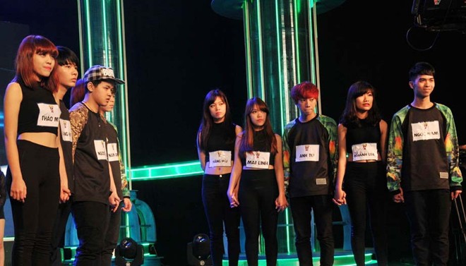 Nhóm Stay crew  10 thành viên của Stay Crew nắm chặt tay nhau khi nghe kết quả từ ban giám khảo.