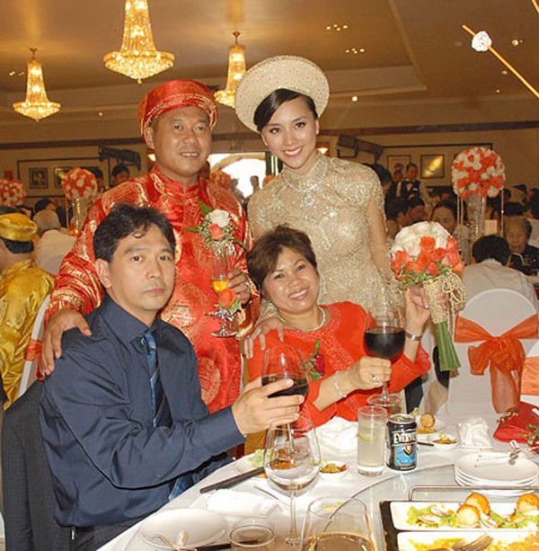 Tuy nhiên trên một diễn đàn nổi tiếng, hình ảnh đám cưới của Thiên Lý và chú rể Quốc Toàn vẫn bị phát tán