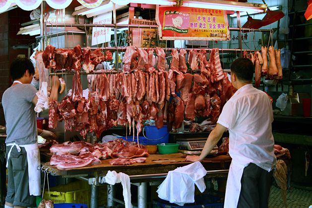 Rủi ro thực phẩm tới sức khỏe con người có thể phát sinh bởi các mối nguy từ sinh học, hóa chất hay vật lý. 