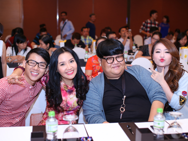 Ca sĩ - diễn viên Ngân Quỳnh (giữa) hào hứng khi được hoá thân thành nhiều nhân vật trong cuộc thi.