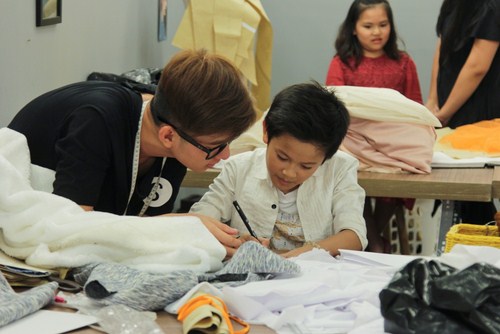 Các thí sinh tham gia Nhà thiết kế thời trang Việt Nam với thử thách mới. 