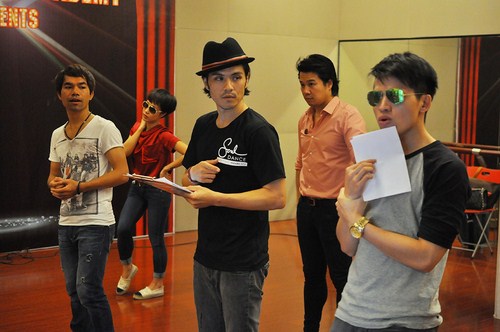 Biên đạo múa Alex Tú hướng dẫn 5 ca sĩ phần vũ đạo vui nhộn.
