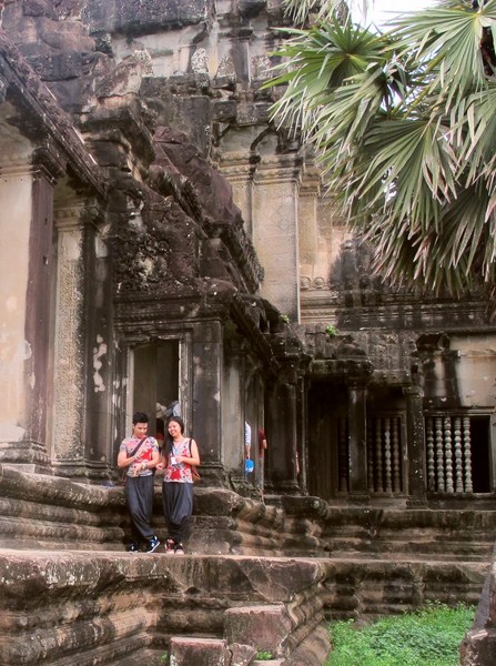 Nguyên Phong và Diệu Linh sang Cambodia sau khi bị loại khỏi Nhà thiết kế thời trang Việt Nam