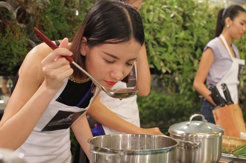Các thí sinh Hoa khôi áo dài Việt Nam học nấu ăn cùng đầu bếp Minh Nhật
