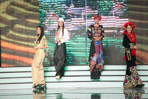 Các người đẹp trình diễn trang phục truyền thống của các dân tộc