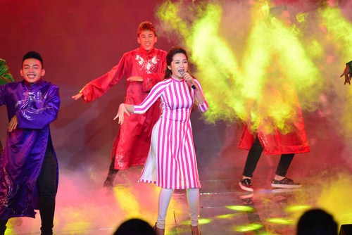 Ca sĩ Bảo Anh đã tự tin trở lại sân khấu và khiến khán giả bất ngờ khi thể hiện lôi cuốn ca khúc Xinh tươi Việt Nam 