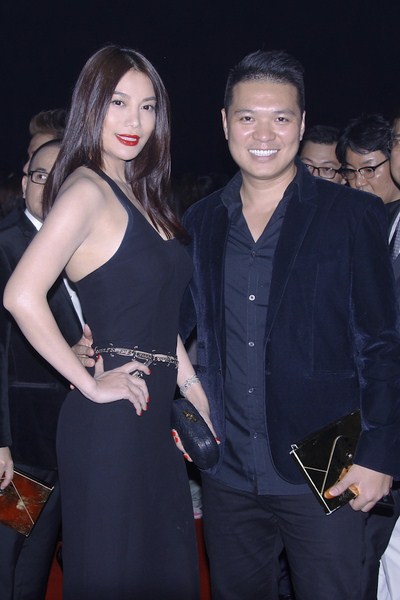 Trương Ngọc Ánh cũng tham dự Đêm hội chân dài 8 trong bộ đầm đen chéo vai quyến rũ cùng đạo diễn Cường Ngô.