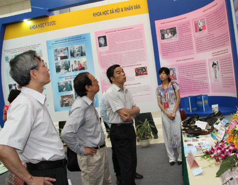 Nội dung trưng bày triển lãm là việc giới thiệu trưng bày hình ảnh hoạt động KH&CN tiêu biểu của Việt Nam