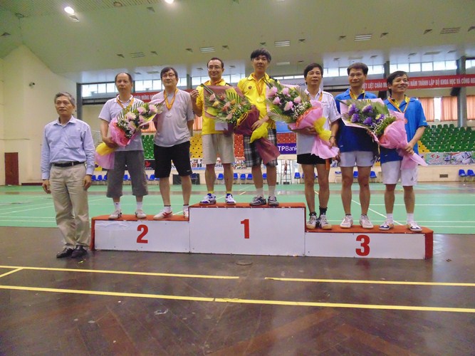 Thứ trưởng Trần Văn Tùng trao giải cho các vận động viên có thành tích cao môn tennis.