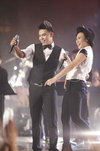 Đông Hùng và Phương Linh tái ngộ đêm chung kết Vietnam Idol.