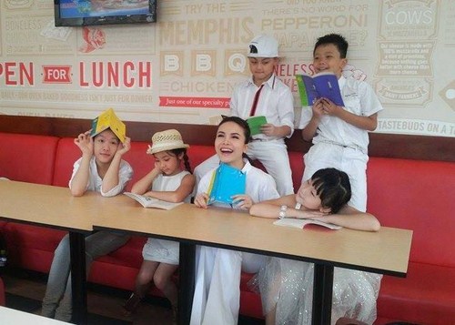 giám khảo Yến Trang và thí sinh trong đội của mình