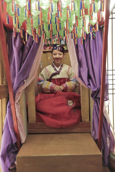 Hồng Lam mặc trang phục hanbok truyền thống của phi tần 