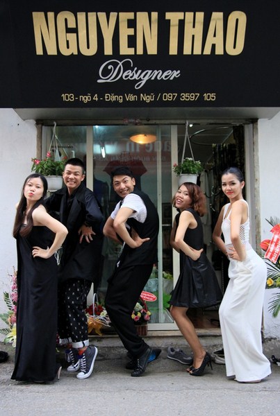 C&aacute;c nh&agrave; thiết kế vui vẻ tạo d&aacute;ng trước cửa h&agrave;ng vừa khai trương.